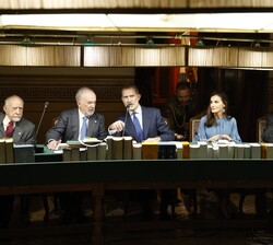 Su Majestad el Rey declara abierta la reunión del pleno de la RAE