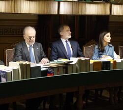 Don Felipe y Doña Letizia presiden la mesa del pleno de la RAE
