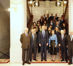 Sus Majestades los Reyes junto a personal y académicos de la Real Academia Española