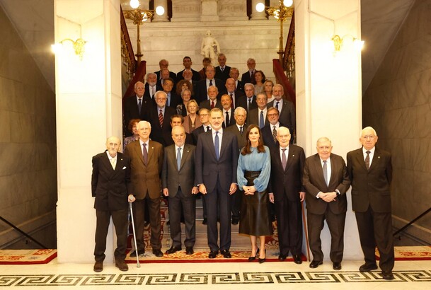 Fotografía de grupo de Sus Majestades los Reyes y los académicos de la RAE de número y correspondientes