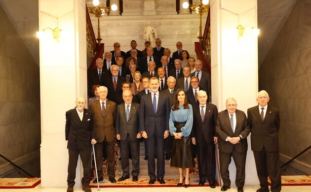 Fotografía de grupo de Sus Majestades los Reyes y los académicos de la RAE de número y correspondientes
