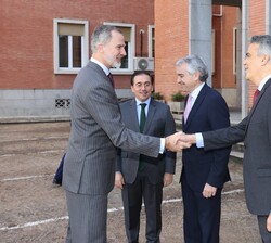 El Rey a su llegada a la Escuela Diplomática de Madrid