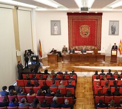El Rey durante la intervención del embajador-director de la Escuela Diplomática, Santiago Miralles