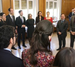 Encuentro de Don Felipe con los nuevos secretarios de embajada y con los asistentes al acto