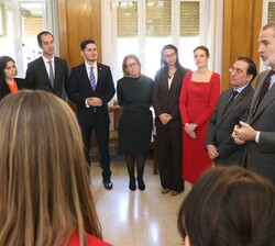 Don Felipe conversa con los nuevos secretarios de embajada