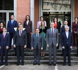 El Rey con los nuevos secretarios de embajada y autoridades