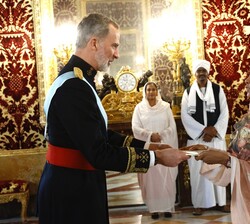 Su Majestad el Rey recibió en el Palacio Real de Madrid las Cartas Credenciales de la embajadora de la República del Sudán, Maha Suleiman Taha Ayoub