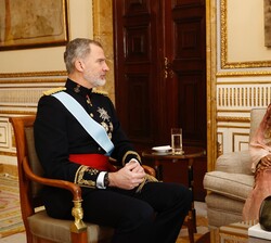 El Rey conversa con la embajadora de la República del Sudán, Maha Suleiman Taha Ayoub