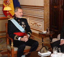 El Rey conversa con el embajador de la República Eslovaca, Juraj Tomaga