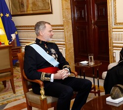 El Rey conversa con el embajador del Sultanato de Omán, Omar Said Omar al Kathiri