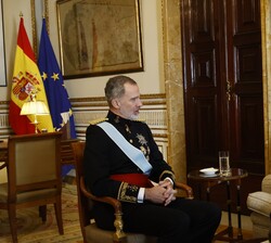 El Rey conversa con el embajador de la República de Colombia, Eduardo Ávila Navarrete