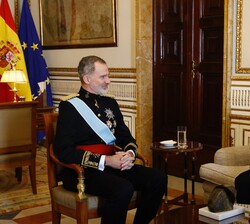 El Rey conversa con el embajador del Japón, Takahiro Nakamae