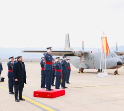 Su Majestad el Rey durante el recibimiento con los honores de ordenanza, a su llegada a la Base Aérea de Alcantarilla