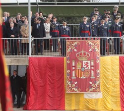 Su Majestad el Rey con las autoridades civiles y militares en la Tribuna Real