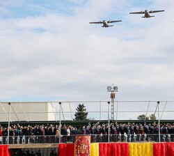 Vista general del desfile Aéreo, formado por 3 Airbus C-212 Aviocar (T.12)