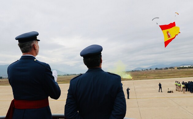 Su Majestad el Rey observa la demostración paracaidista