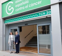 La Reina a su llegada a la Sede central de la AECC en Madrid, junto a su presidente Ramón Reyes