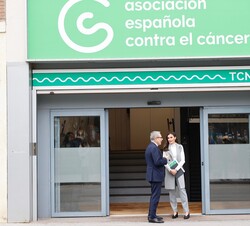La Reina, tras finalizar la reunión, conversa con Ramón Reyes, presidente de la Asociación Española Contra el Cáncer