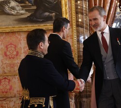 Su Majestad el Rey recibe el saludo del ministro de Asuntos Exteriores, Unión Europea y Cooperación, José Manuel Albares