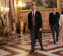 Sus Majestades los Reyes acceden a la Saleta de Gasparini, donde tuvo lugar el saludo al Cuerpo Diplomático acreditado en España
