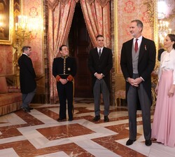 Sus Majestades los Reyes en la Saleta de Gasparini, momentos antes del saludo al Cuerpo Diplomático acreditado en España