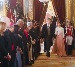 Sus Majestades los Reyes a su entrada al Salón del Trono