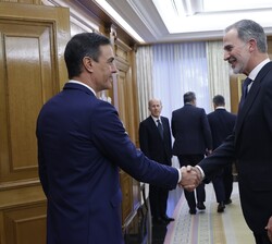 Su Majestad el Rey recibe el saludo del presidente del Gobierno, Pedro Sánchez