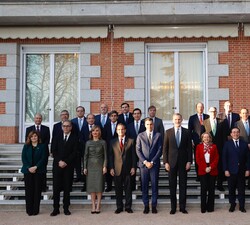 Fotografía de grupo de Su Majestad el Rey junto a los asistentes a la reunión del Patronato de la Fundación Carolina