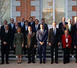 Su Majestad el Rey durante la fotografía de grupo con los asistentes a la reunión del Patronato de la Fundación Carolina