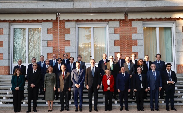 Fotografía de grupo de Su Majestad el Rey junto a los asistentes a la reunión del Patronato de la Fundación Carolina