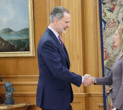 El Rey recibe el saludo de la Presidenta del Parlamento Europeo, Roberta Metsola