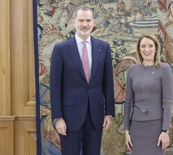 Don Felipe y la Sra. Roberta Metsola