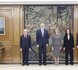Su Majestad el Rey junto a la Presidenta del Parlamento Europeo, Roberta Metsola y delegaciones