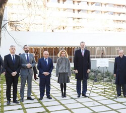 Su Majestad el Rey a su llegada a la sede de la Fundación José Ortega y Gasset-Gregorio Marañón, en Madrid, junto a una placa conmemorativa de la visi