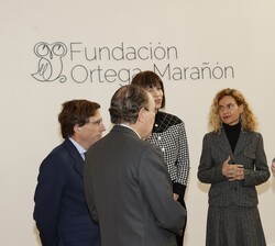 Don Felipe conversa con las autoridades