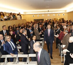 Su Majestad el Rey accede la Sala Maria de Maeztu
