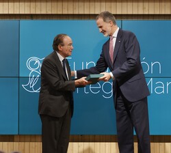 Don Felipe recibe una edición conmemorativa del Centenario de la Revista Occidente, de manos del presidente de la FOM, Gregorio Marañón