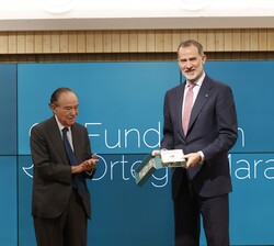El Rey tras recibir edición conmemorativa del Centenario de la Revista Occidente