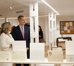 Recorrido de Don Felipe por la exposición temporal “Residencia de Señoritas 1915-1936. Motor de Igualdad”