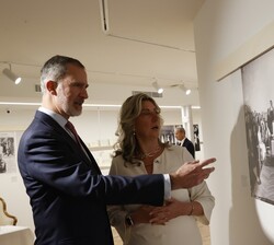Don Felipe comenta una de las fotografías de la exposición