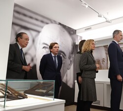El Rey durante el recorrido por las exposiciones de la Fundación José Ortega y Gasset-Gregorio Marañón