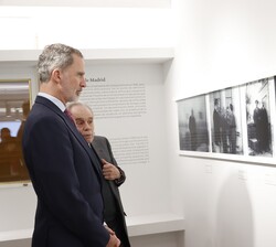 Don Felipe en su visita a las exposiciones