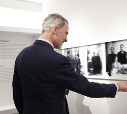 Don Felipe reacciona ante una de las fotografías expuestas