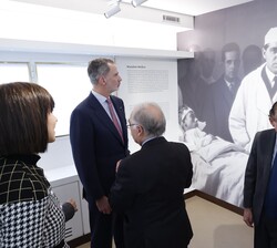 El Rey durante el recorrido por las exposiciones