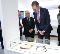 Don Felipe observa uno de los libros de la exposición