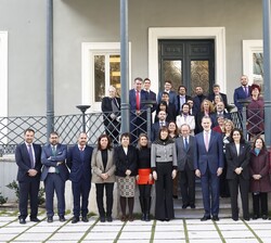 Su Majestad el Rey junto a las autoridades y componentes de la Fundación José Ortega y Gasset-Gregorio Marañón