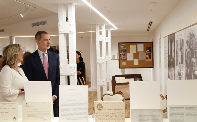 Recorrido de Don Felipe por la exposición temporal “Residencia de Señoritas 1915-1936. Motor de Igualdad”