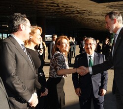 Su Majestad el Rey recibe el saludo de la ministra de Transportes, Movilidad y Agenda Urbana, Raquel Sánchez, en presencia del presidente del Consejo 