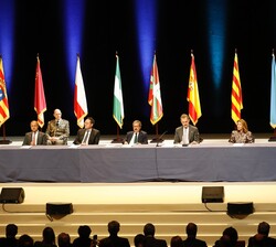 Su Majestad el Rey preside la mesa presidencial del acto de entrega de despachos a la LXXI promoción de la Carrera Judicial y a la XXII promoción del 