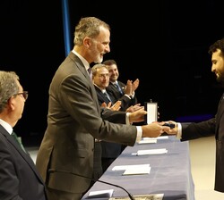 Su Majestad el Rey hace entrega de la Cruz de San Raimundo de Peñafort al número uno de la LXXI promoción de la Carrera Judicial, Gonzalo Marco